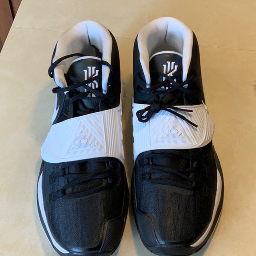 Men’s Nike Kyrie 6. Black & White. Mens size 17 wmns 18.5.